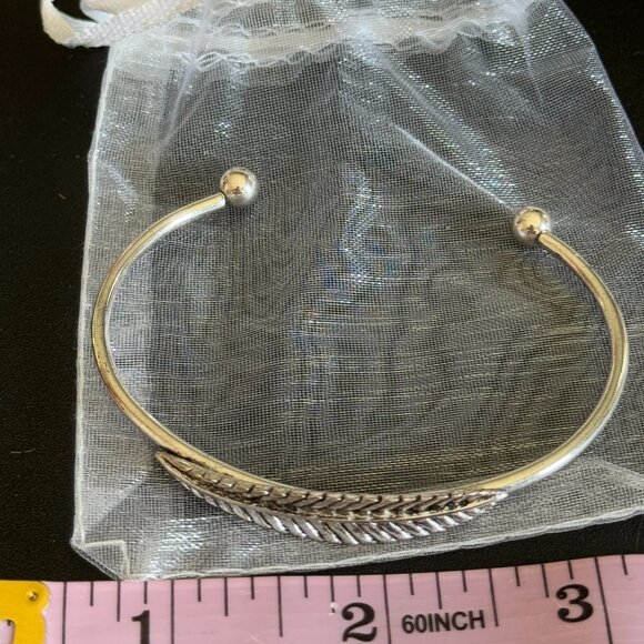 PLUNDER NIP cuff bracelet features a beautifully etched leaf design, silver-tone - Picture 4 of 5